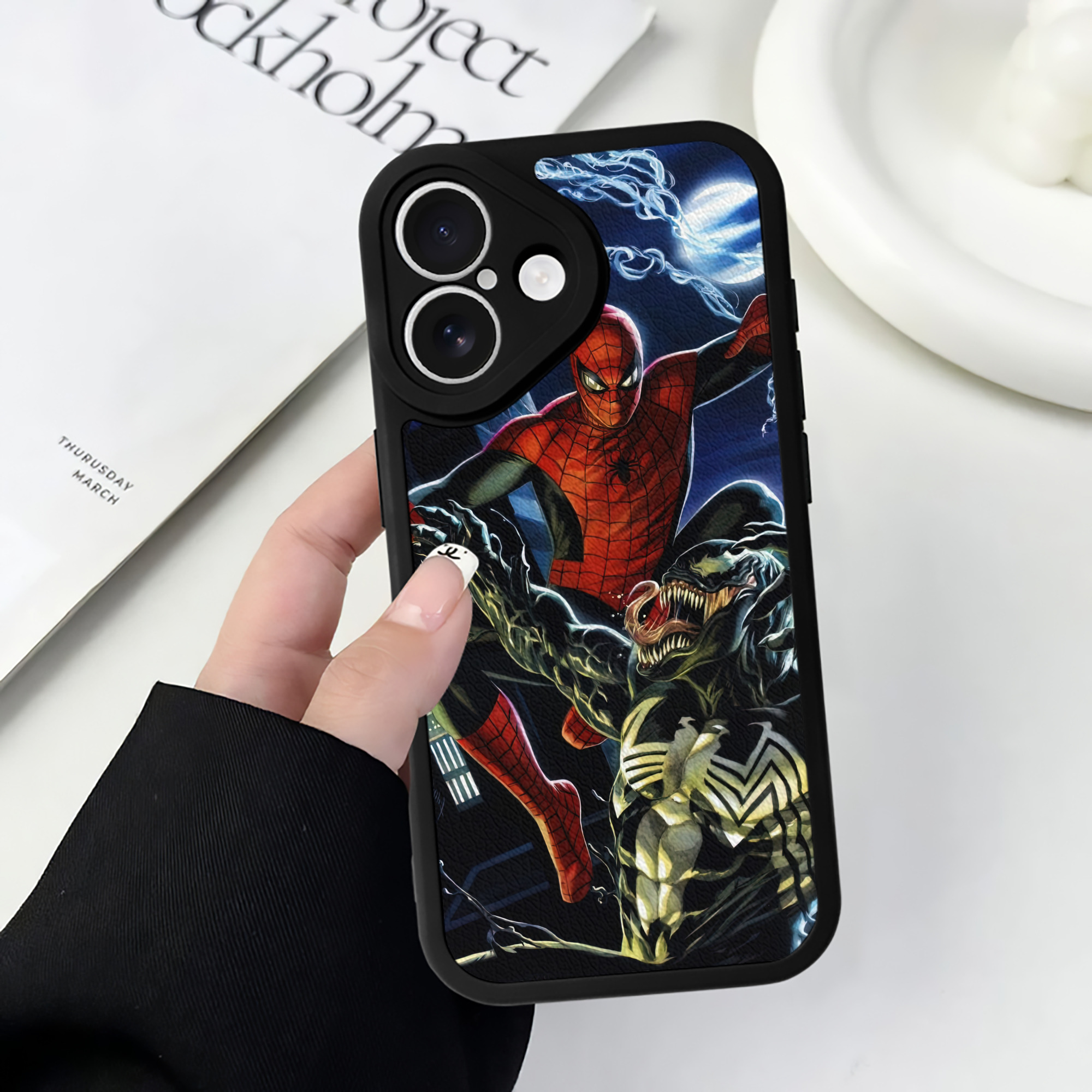 （画像用） Spider Man スパイダーマン 【iPhone 16シリーズ対応】シリコンスマホケース（レザー調） 材質：シリコン